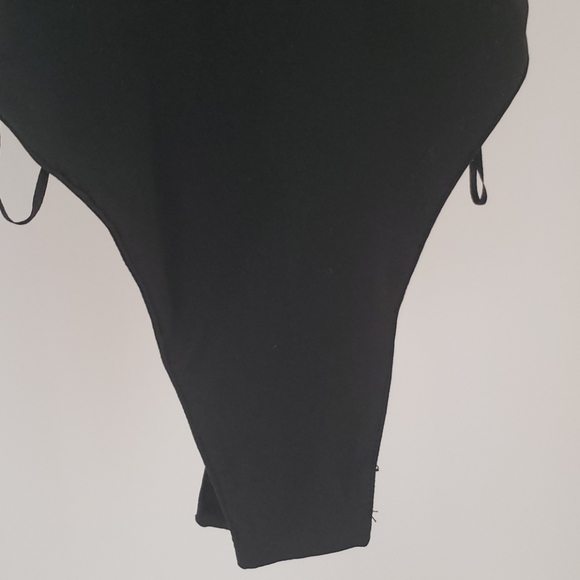 SALE 🤍 XS Deep V Glamorous Bodysuit - Picture 6 of 6